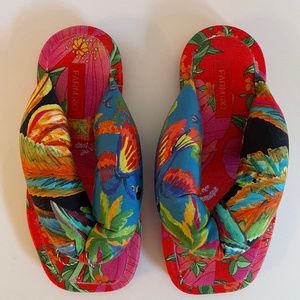FARM Rio Tropical Fluffy Flip Flops SZ 6